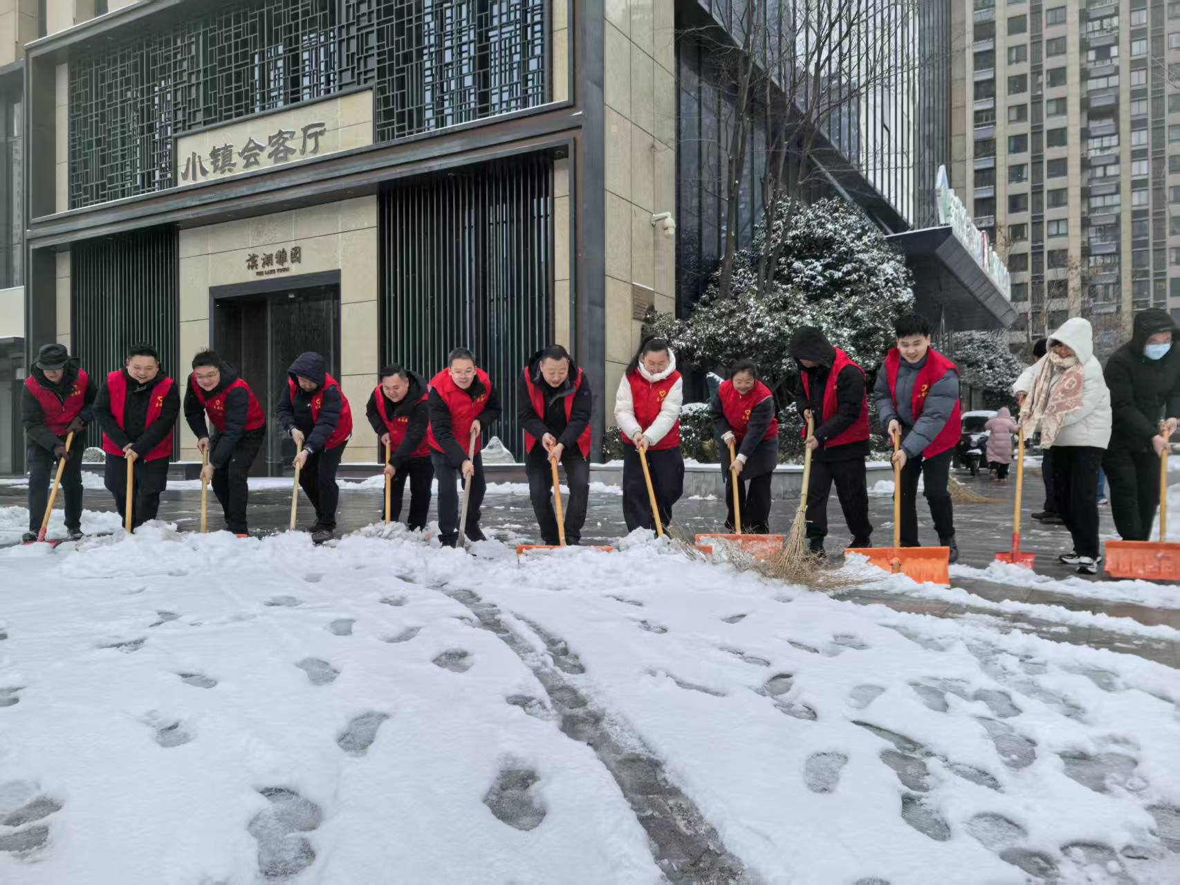 黨建引領(lǐng)齊行動 掃雪除冰護(hù)暢通——省城市更新集團(tuán)等三家公司全力保障雪后出行安全